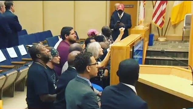 16 Kneel For Pledge of Allegiance at San Diego City Council Meeting