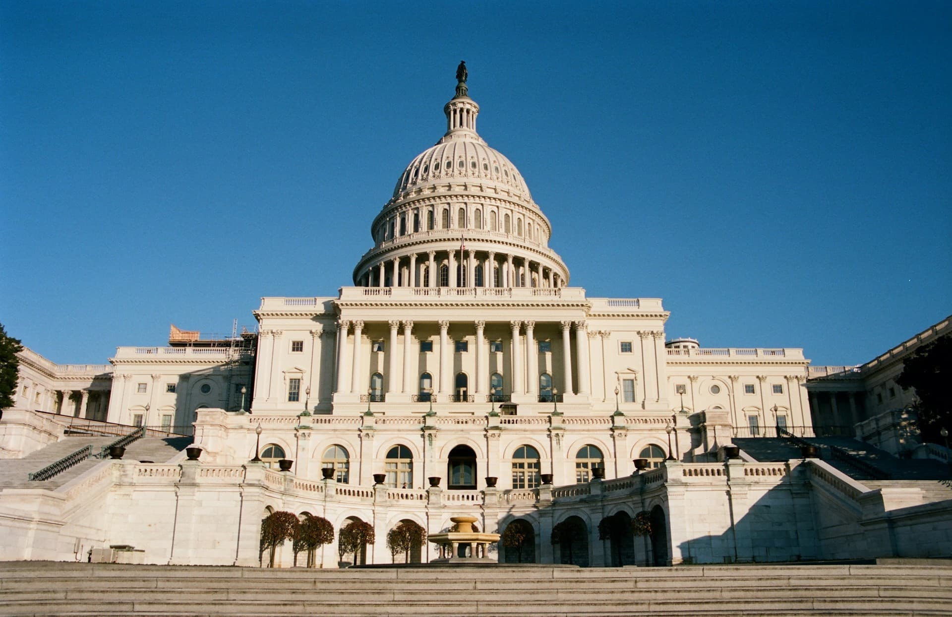 A wide shot of the US Capitol. 