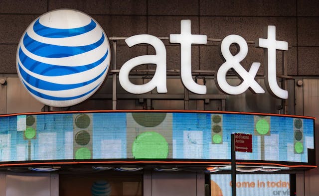 AT&T Promises $1 Billion Investment in US; $1,000 Bonuses to Employees after Tax Cuts Pass